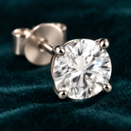 Clemence stud earring close-up of the round stone in its four claws