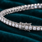 Vesper Tennis Bracelet close-up of the claw-set stones and box clasp